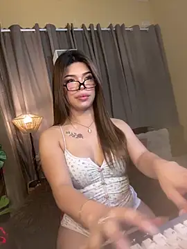 Snapshot of Nyxie_luxx chatting on April 2026 02:24:01 PM Nyxie luxx online show from April 2026 02:24:01 PM