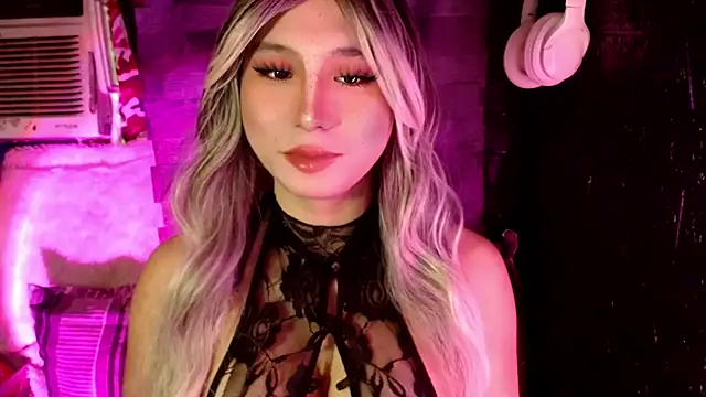 UrhotlucyTS online show from November 2025 06:46:01 AM