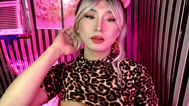 Snapshot of UrhotlucyTS chatting on April 2026 06:38:01 AM UrhotlucyTS online show from April 2026 06:38:01 AM