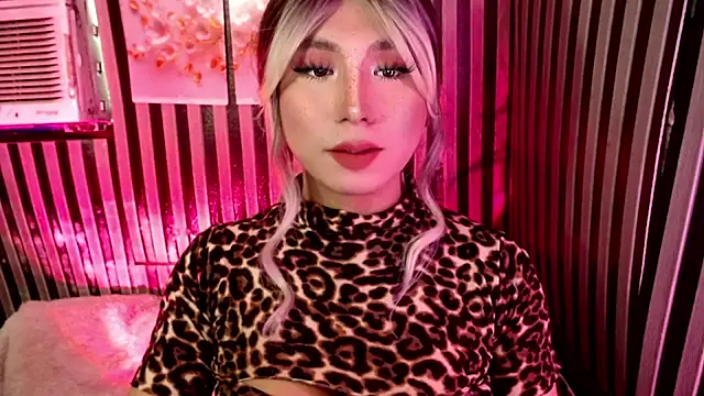 Snapshot of UrhotlucyTS chatting on April 2026 06:22:01 AM UrhotlucyTS online show from April 2026 06:22:01 AM