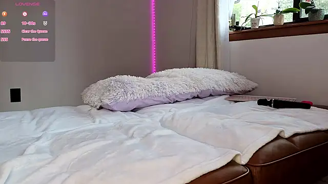 Snapshot of dustbunni0414 chatting on April 2026 01:44:01 PM dustbunni0414 online show from April 2026 01:44:01 PM