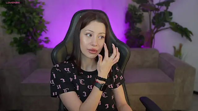 Snapshot of Selena_Glow chatting on October 2025 06:38:02 PM Selena Glow online show from October 2025 06:38:02 PM