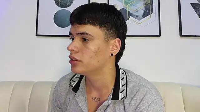 Snapshot of BenitoSaenz chatting on April 2026 12:32:02 PM BenitoSaenz online show from April 2026 12:32:02 PM