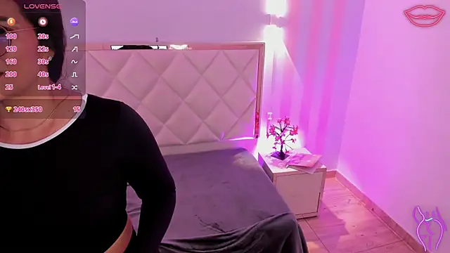 Snapshot of Rosalind_tay chatting on April 2026 01:41:01 PM Rosalind tay online show from April 2026 01:41:01 PM