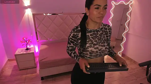 Snapshot of Rosalind_tay chatting on April 2026 11:18:02 AM Rosalind tay online show from April 2026 11:18:02 AM