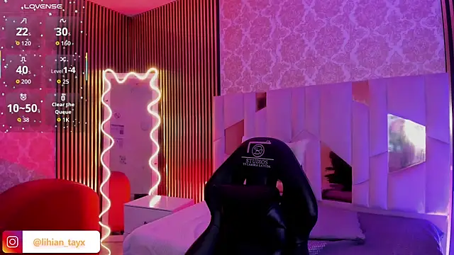 LIHIAN TAY online show from November 2025 03:28:02 AM