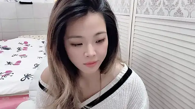 Snapshot of Holiland chatting on November 2025 12:43:02 AM Holiland online show from November 2025 12:43:02 AM