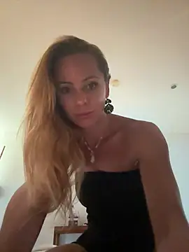 Snapshot of amelialorenz chatting on June 2026 02:13:02 AM amelialorenz online show from June 2026 02:13:02 AM