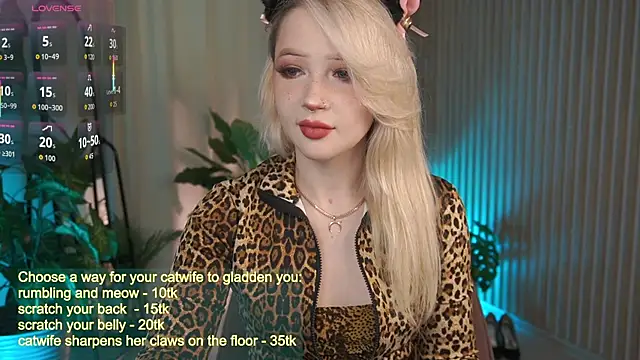 Snapshot of LauraWifeness chatting on September 2025 05:42:02 AM LauraWifeness online show from September 2025 05:42:02 AM