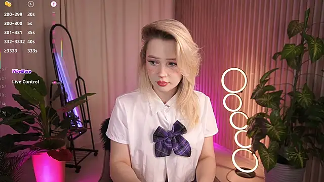 Snapshot of LauraWifeness chatting on December 2025 06:28:01 AM LauraWifeness online show from December 2025 06:28:01 AM