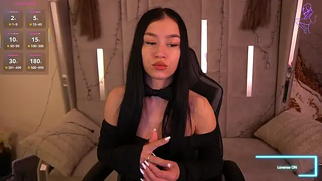 Snapshot of FataleNellie chatting on April 2026 08:35:02 PM FataleNellie online show from April 2026 08:35:02 PM