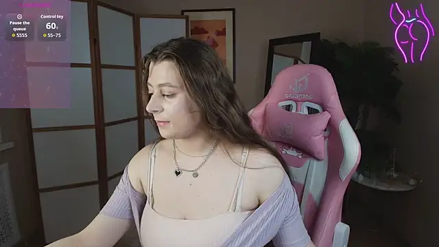 Snapshot of Queen_Michelle_ chatting on September 2025 09:27:02 PM Queen Michelle online show from September 2025 09:27:02 PM