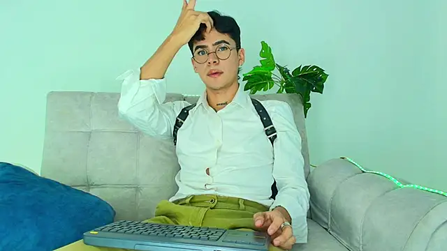 CamiiGuzmanX online show from September 2025 08:57:02 PM