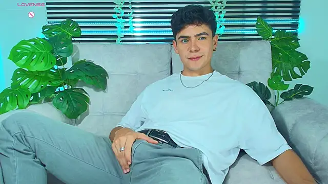 CamiiGuzmanX online show from April 2026 11:48:01 PM