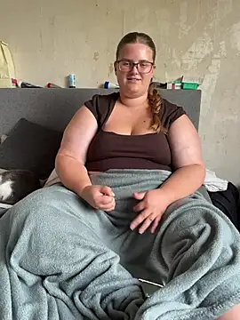 Snapshot of CurvyPaar2 chatting on July 2026 06:32:02 PM CurvyPaar2 online show from July 2026 06:32:02 PM