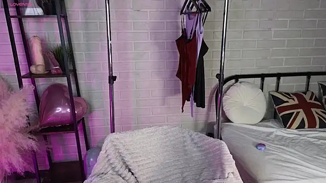 MillaHolt online show from November 2025 08:40:01 AM