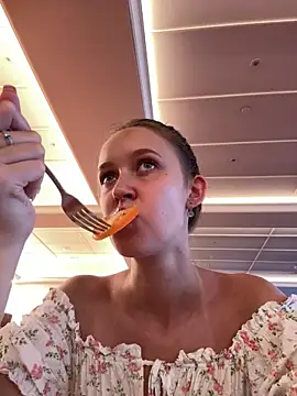 Snapshot of ElliRose chatting on October 2025 12:32:01 AM ElliRose online show from October 2025 12:32:01 AM