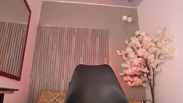 Michellee 20 online show from October 2025 01:44:01 PM