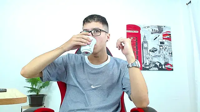 Snapshot of Cumandres18 chatting on September 2025 01:57:02 PM Cumandres18 online show from September 2025 01:57:02 PM