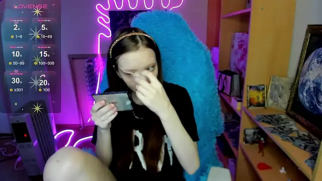 AliceHaris online show from November 2025 03:20:01 AM