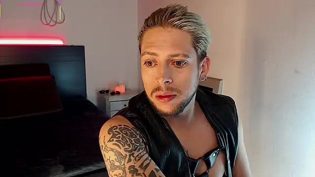 Snapshot of MaaxxxRider chatting on November 2025 04:25:01 AM MaaxxxRider online show from November 2025 04:25:01 AM