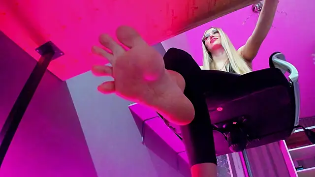 Yourweakness777 online show from December 2025 11:12:01 PM