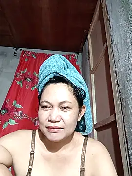 Snapshot of Everleigh_mom chatting on September 2025 01:49:02 AM Everleigh mom online show from September 2025 01:49:02 AM