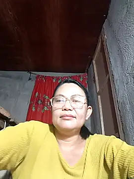 Snapshot of Everleigh_mom chatting on October 2025 12:17:01 PM Everleigh mom online show from October 2025 12:17:01 PM