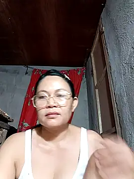 Snapshot of Everleigh_mom chatting on October 2025 08:03:01 AM Everleigh mom online show from October 2025 08:03:01 AM