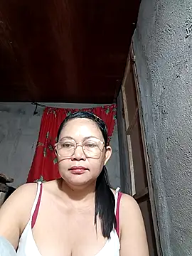 Snapshot of Everleigh_mom chatting on October 2025 07:38:02 PM Everleigh mom online show from October 2025 07:38:02 PM