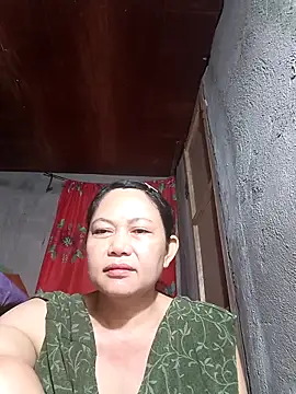 Snapshot of Everleigh_mom chatting on November 2025 08:22:02 PM Everleigh mom online show from November 2025 08:22:02 PM