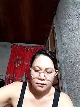 Snapshot of Everleigh_mom chatting on November 2025 05:57:02 AM Everleigh mom online show from November 2025 05:57:02 AM