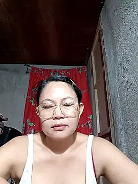 Snapshot of Everleigh_mom chatting on November 2025 08:02:02 PM Everleigh mom online show from November 2025 08:02:02 PM