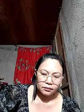 Snapshot of Everleigh_mom chatting on November 2025 10:48:02 AM Everleigh mom online show from November 2025 10:48:02 AM