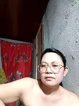 Snapshot of Everleigh_mom chatting on November 2025 07:40:01 AM Everleigh mom online show from November 2025 07:40:01 AM