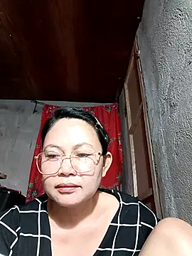 Snapshot of Everleigh_mom chatting on November 2025 08:02:02 AM Everleigh mom online show from November 2025 08:02:02 AM