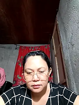 Snapshot of Everleigh_mom chatting on November 2025 12:43:02 AM Everleigh mom online show from November 2025 12:43:02 AM