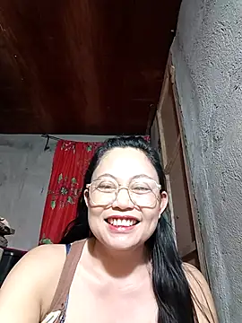 Snapshot of Everleigh_mom chatting on November 2025 08:13:02 PM Everleigh mom online show from November 2025 08:13:02 PM