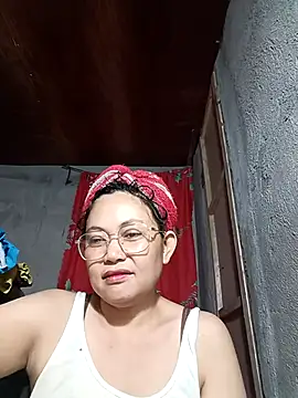 Snapshot of Everleigh_mom chatting on December 2025 02:32:02 AM Everleigh mom online show from December 2025 02:32:02 AM