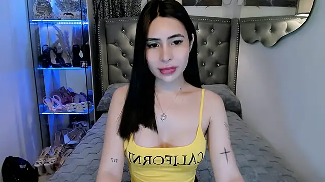 Snapshot of Claudia_empress chatting on October 2025 08:20:02 PM Claudia empress online show from October 2025 08:20:02 PM