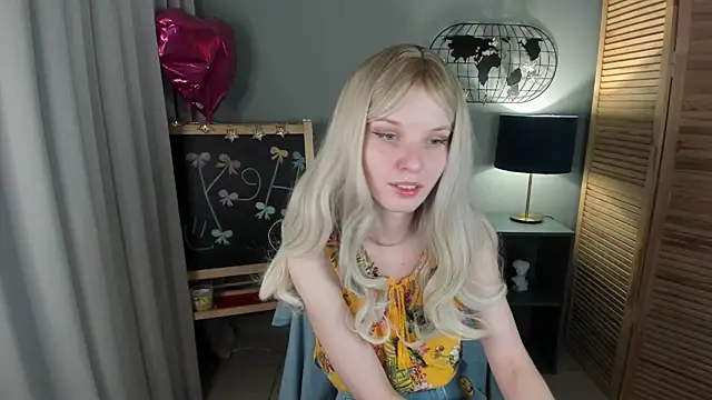 Snapshot of Madelaineses chatting on November 2025 09:28:02 AM Madelaineses online show from November 2025 09:28:02 AM