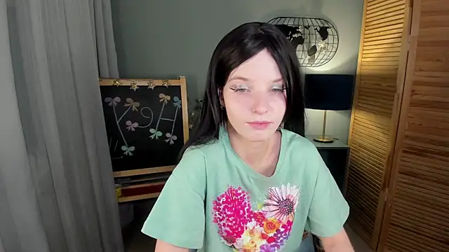 Snapshot of Madelaineses chatting on December 2025 08:41:01 AM Madelaineses online show from December 2025 08:41:01 AM