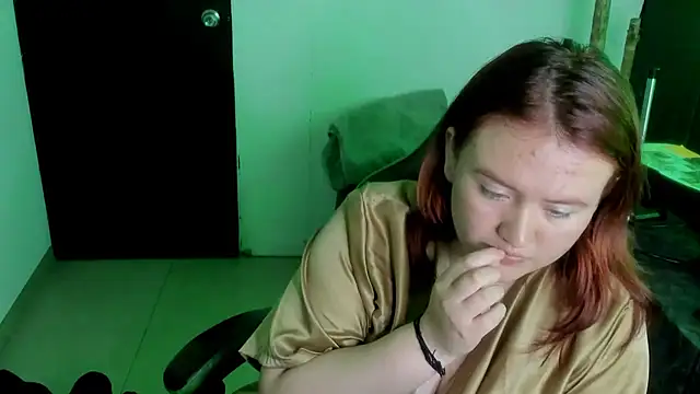 Snapshot of AliaMiller_ chatting on March 2026 01:22:01 AM AliaMiller online show from March 2026 01:22:01 AM