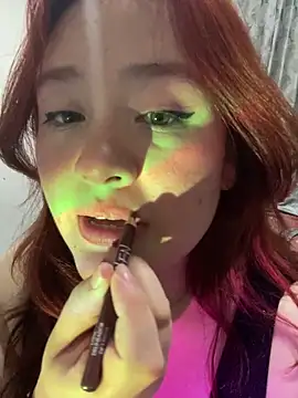 Snapshot of AliaMiller_ chatting on March 2026 02:04:01 AM AliaMiller online show from March 2026 02:04:01 AM