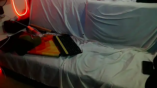 Luv2SuckBWC92 online show from October 2025 05:15:02 AM