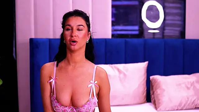 Snapshot of FrancescaDante chatting on April 2026 06:49:02 AM FrancescaDante online show from April 2026 06:49:02 AM