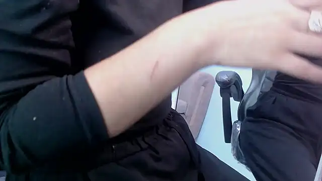 victoria hernandez t  online show from November 2025 12:50:02 PM