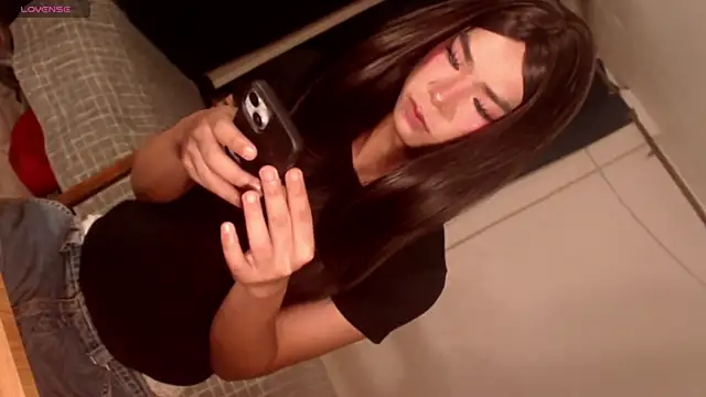 Snapshot of Sasha_blade chatting on April 2026 04:17:02 AM Sasha blade online show from April 2026 04:17:02 AM