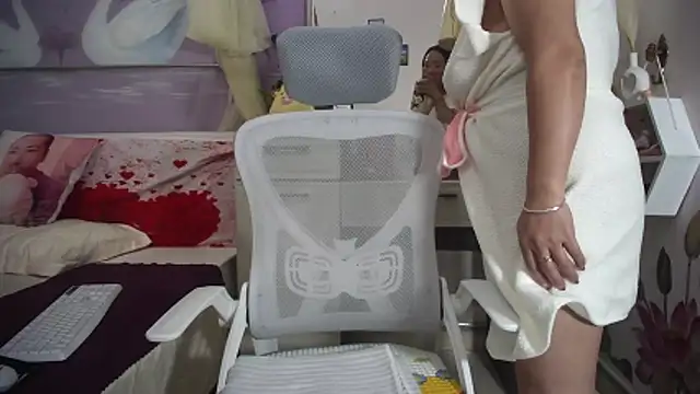 Snapshot of lyly_asian chatting on November 2025 11:57:02 AM lyly asian online show from November 2025 11:57:02 AM