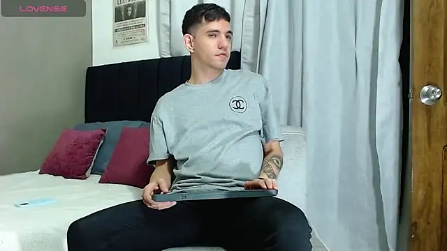 Matteo12  online show from November 2025 04:00:01 AM